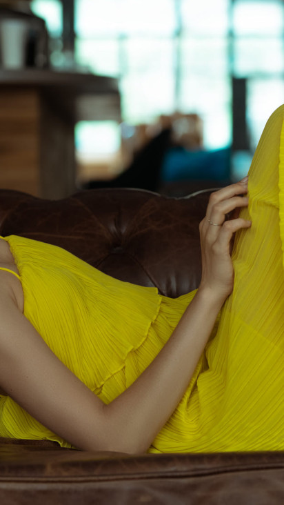 Блондинка в желтой кофте | Премиум Фото